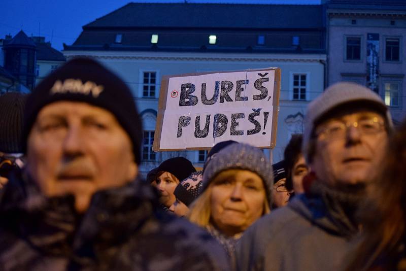 Tisíce lidí protestovaly na náměstí Svobody v Brně proti Zdeňkovi Ondráčkovi, přezdívanému mlátička.