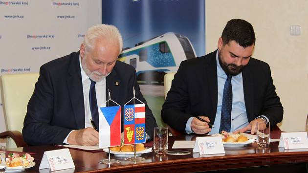 Jihomoravský kraj a Škoda Transportation podepsali v pátek odpoledne smlouvu na nákup 37 nových vlaků.