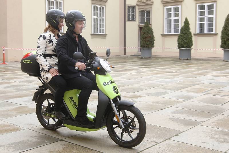 Podpis memoranda o spolupráci mezi městem Brnem a zástupci společnosti ŠKODA AUTO DigiLab o provozu elektrických skútrů BeRider.