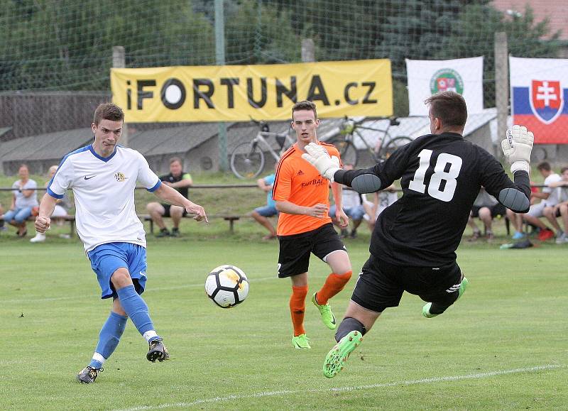 Ve fotbalovém Tišnově (v bílém) si v letošním roce udělali ze sbírání trofejí pěkný zvyk. V neděli získal nováček divize D už třetí prvenství, když ovládl superpohár. 5:1 porazil slovenský celek Rovinka.