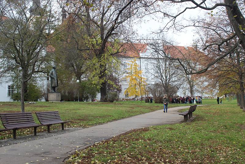 Brno má Park Danuše Muzikářové. V den třicátého výročí sedmnáctého listopadu 1989 odhalili pamětní desku připomínající její osud zástupci města společně s navrhovatelkou pojmenování Simonou Hradílkovou. Foto: Deník / Oldřich Haluza