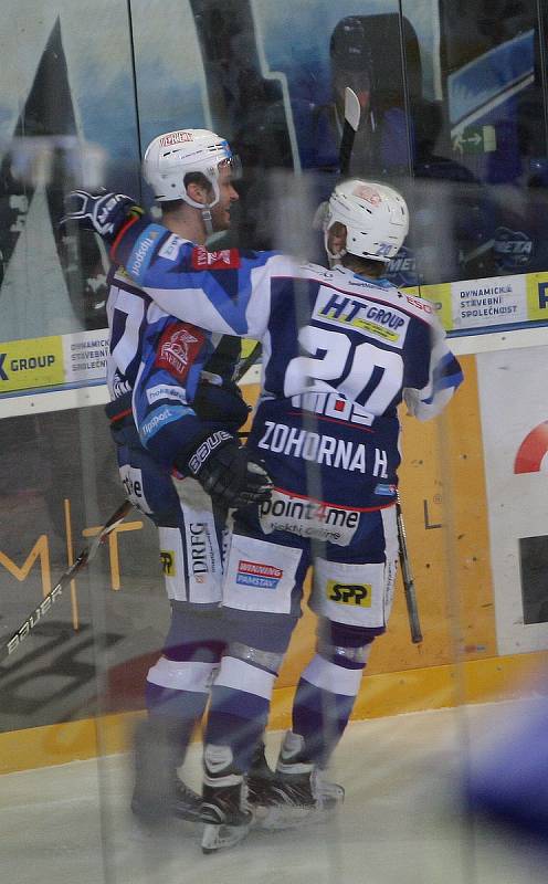 Hokejisté brněnské Komety v 47. extraligovém kole doma přetlačili Pardubice 2:1. Na snímku bratři Zohornové.