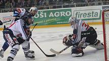 Hokejisté brněnské Komety porazili i ve čtvrtém utkání čtvrtfinálové série play-off extraligy Vítkovice, tentokrát 3:1.  Na snímku Zaťovič - Trška a Bartošák (Vítkovice).