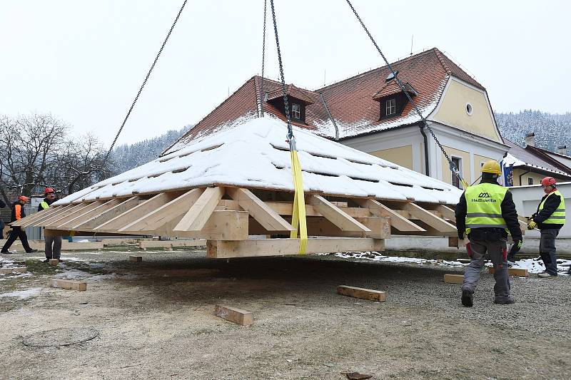 Opravovaný kostel v Doubravníku na Brněnsku.