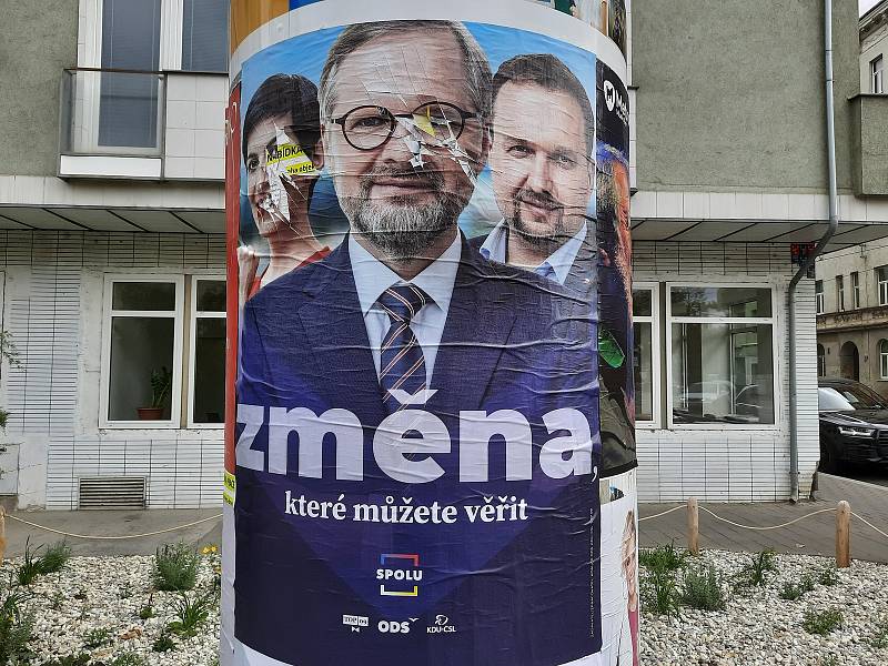 Politici lákají na billboardech, i v centru Brna, voliče, aby je volili v nadcházejících volbách do Poslanecké sněmovny.