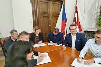 K podpisu koaliční smlouvy došlo ve středu před sedmou hodinou večer na brněnském magistrátu.
