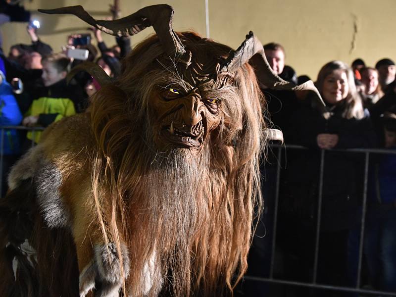 Křik dětí, řinčení zvonců a chlupaté postavy s hrozivými maskami a rohy. Židlochovicemi na Brněnsku se v sobotu večer proháněla osmdesátka rakouských čertů, takzvaných krampusů.