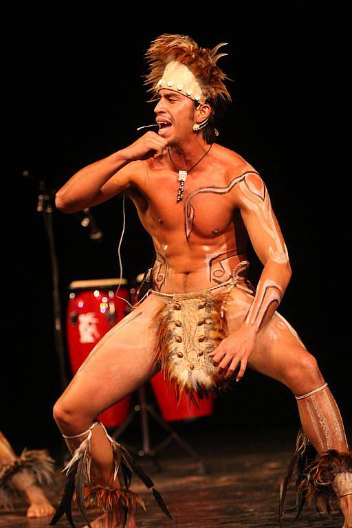 Komponovaný večer v brněnském Divadle Bolka Polívky představil v pondělí místní kulturu, zvyky a obyčeje Velikonočního ostrova zvaného Rapa Nui.
