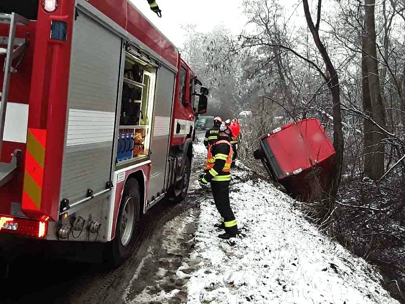 U Hajan se ve středu odpoledne srazilo osobní auto s dodávkou. Jeden z vozů skončil v příkopu.