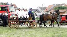 PÝCHA SBORU. Koněspřežnou stříkačku na motorový pohon vyrobila v roce 1926 firma Hrček a Neugebauer Brno.