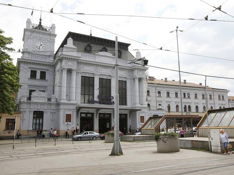Brněnské nádraží se zbarvilo do holubičí šedi.