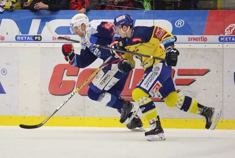 Extraligoví hokejisté Berani Zlín (ve žlutém) v 52. kole v pátek doma vyzvali mistrovskou Kometu Brno.