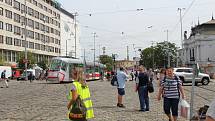 Nepříliš zábavnou orientační hru zažívají cestující na hlavním vlakovém nádraží v Brně. Najít cestu od vlaku k tramvaji jim ztěžuje oprava nástupišť. Od pondělí lidem přibude nová úroveň obtížnosti. Dělníci totiž rozkopou další nástupiště.