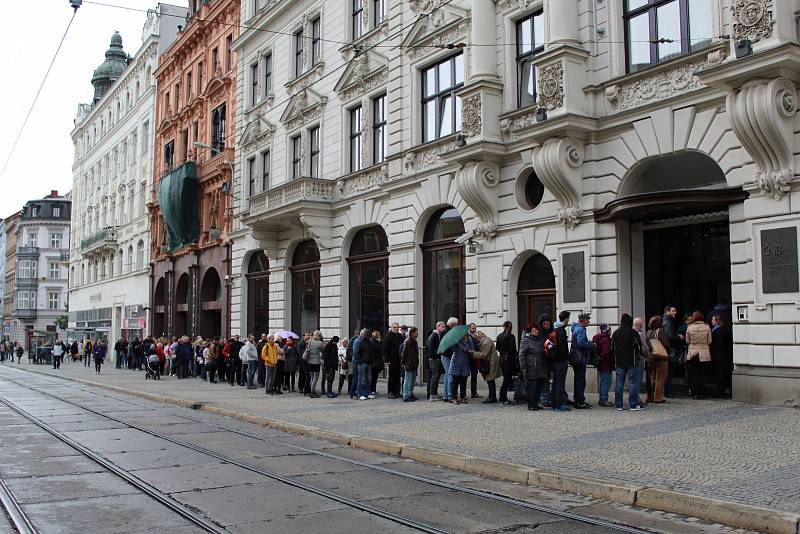 Dvacetiminutové stání ve frontě v silném větru a kapkách deště. Tak to vypadalo první den výdeje unikátních dvacetikorunových mincí s hlavou Tomáše Garrigua Masaryka, Edvarda Beneše nebo Milana Rastislava Štefánika u brněnské pobočky České národní banky.