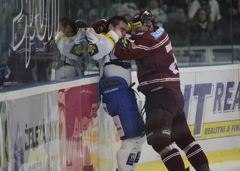 Hokejisté brněnské Komety a pražské Sparty se ve dvaatřicátém extraligovém kole utkali v přímém souboji o třetí místo v tabulce nejvyšší soutěže. To se podařilo s přehledem uhájit Pražanům, kteří v Brně zvítězili 8:2.