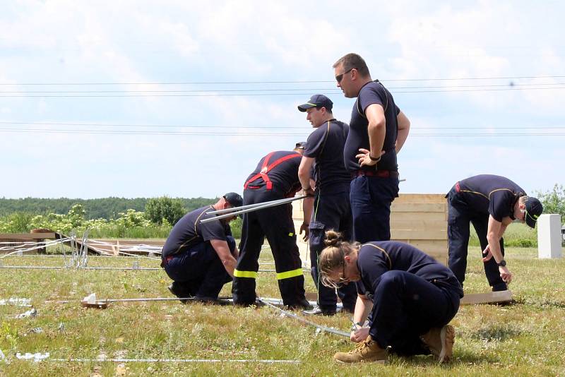 Hasiči začali ve středu dopoledne se stavbou stanového městečka pro uprchlíky z Ukrajiny. Vyroste v blízkosti Automotodromu Brno u Ostrovačic na Brněnsku.