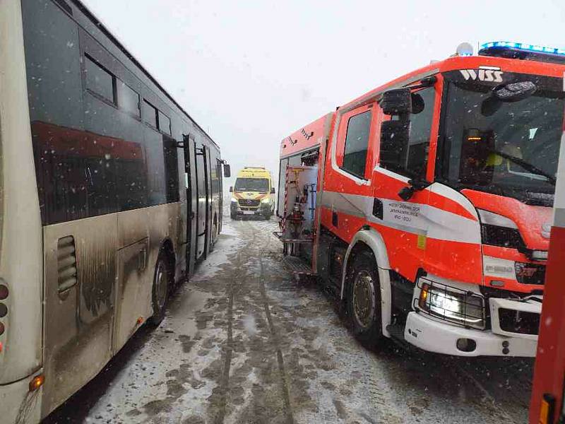 U Nebovid na Brněnsku se ve středu srazilo osobní auto s autobusem.