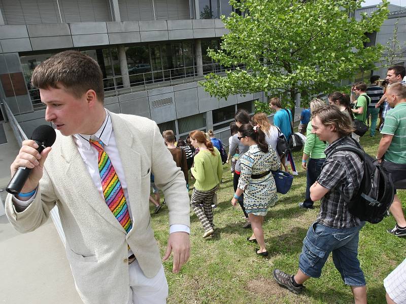 Studenti Provozně ekonomické fakulty Mendelovy univerzity v Brně se ve čtvrtek pokusili překonat rekord a obejmout v co největším počtu jednu z budov. Bylo jich kolem sto sedmdesáti.