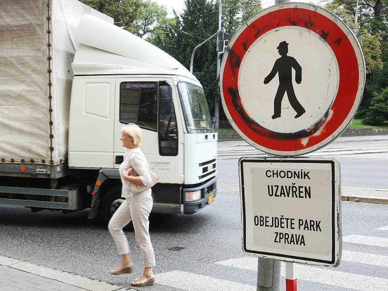 Až do května zůstane uzavřen park v ulici Koliště. Dělníci se vrhnou na jeho opravu.