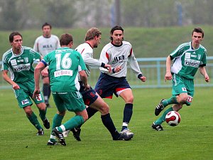 Fotbalisté Dosty Bystrc (v zeleném) v zápase s Dolním Benešovem.