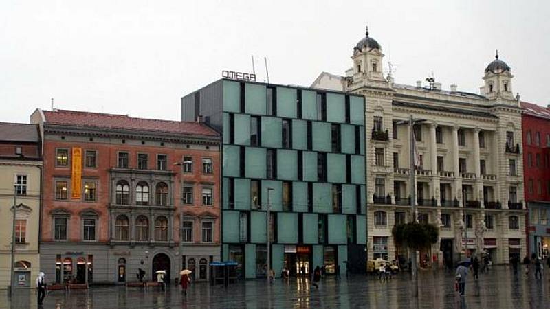 Obchodní palác Omega na náměstí Svobody v Brně stojí patnáct let.