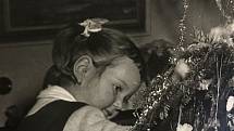 Dětská radost z dárků a večer plný překvapení  k Vánocům neodmyslitelně patří.  Volary roku 1957.