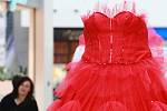 Kanadská módní návrhářka Jeanne Stangeland představuje v brněnské Olympii obří šaty.