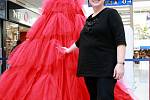 Kanadská módní návrhářka Jeanne Stangeland představuje v brněnské Olympii obří šaty.