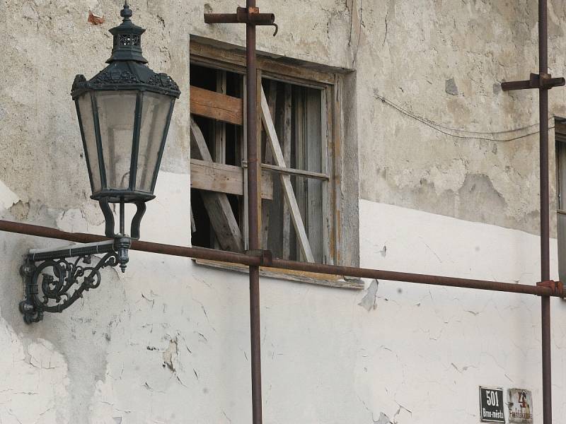 Ve velmi špatném stavu je například dlouhodobě opuštěný bývalý františkánský klášter v centru Brna ve Františkánské ulici. Podle brněnských památkářů patří ke čtyřem nejohroženějším památkám ve městě.