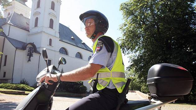 VE VRANOVĚ. Nejen v autech, ale také na skútrech jezdí brněnští strážníci dohlížet na pořádek v obcích v okolí Brna.