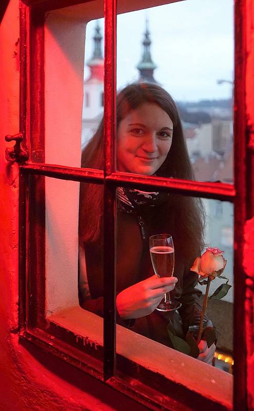 Valentýnský svátek s výhledem na město. Na věži Staré radnice v Brně rozdávali zamilovaným růže a nalévali sekt. 