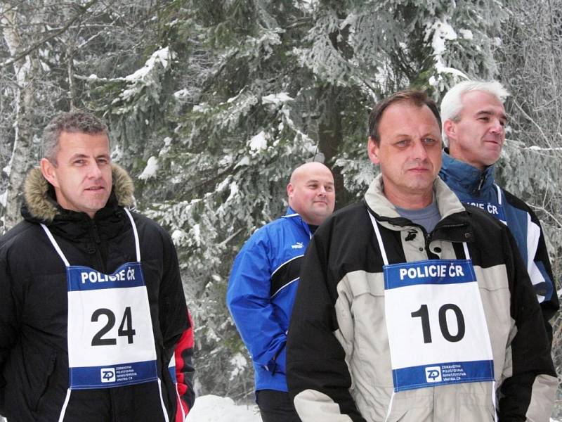 Policisté vyměnili kancelář za pohyb v zasněženém lese.