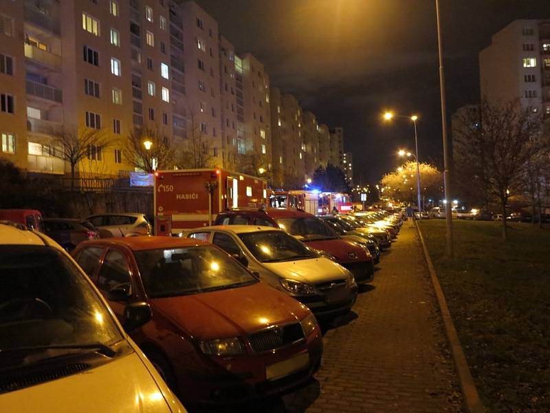 V osmém patře panelového domu v brněnské Svážné ulici hořelo