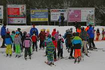 Na sjezdovce mezi vinohrady v Němčičkách už lyžařští učedníci v kurzech i další zájemci lyžují na sněhu. Díky sněhovým dělům a teplotám pod nulou.