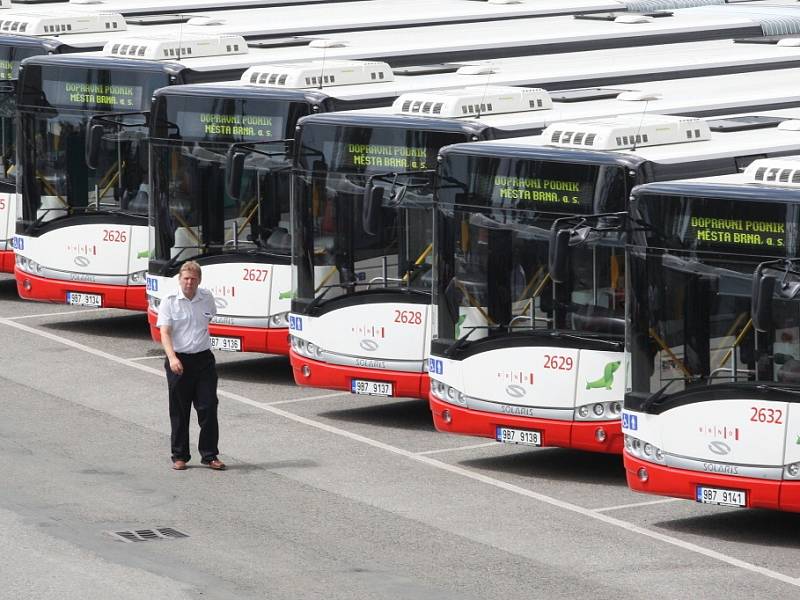 Ve čtvrtek dopravní podnik představil ve slatinské vozovně dvaadvacet nových nízkopodlažních kloubových autobusů typu Solaris Urbino 18.