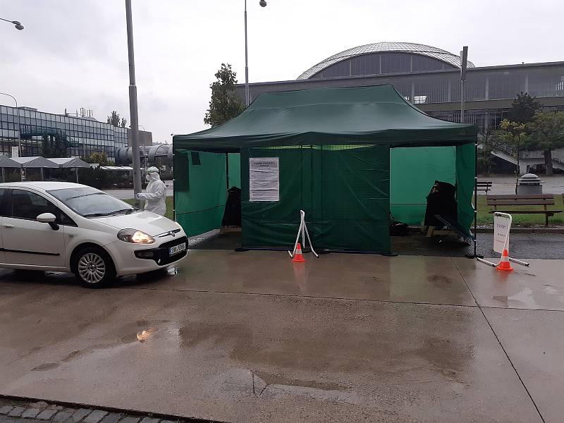 Někteří Brňané v karanténě už hlasovali ve sněmovních volbách z auta na takzvaném drive-in stanovišti na brněnském výstavišti.