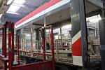 V ústředních dílnách brněnského dopravního podniku sestrojují nové tramvaje Drak i opravují stávající vozy.