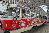 Zaměstnanci brněnského dopravního podniku začali ve čtvrtek se zdobením tradiční vánoční tramvaje. Cestující bude vozit od 25. listopadu do 23. prosince.