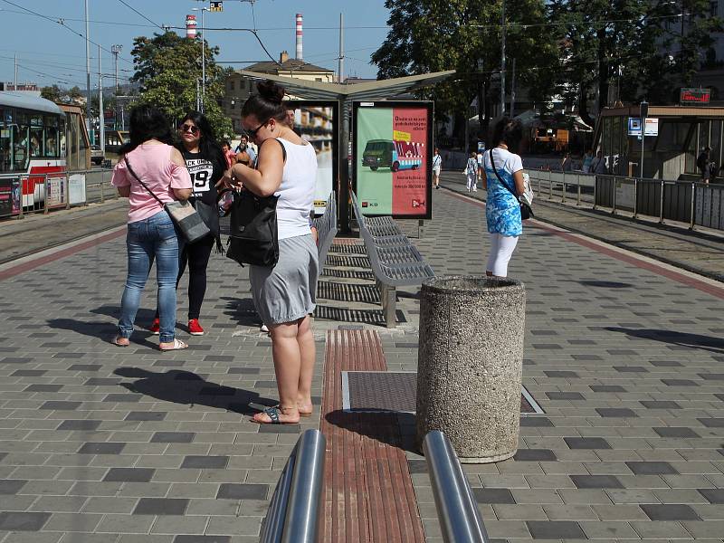 Pruh pro nevidomé na zastávkách před brněnským hlavním nádraží vede přes koše i stojany. Je zapotřebí předláždění.