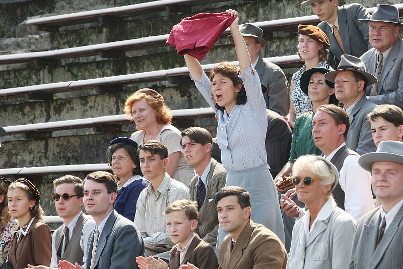 Natáčení filmu Zátopek na fotbalovém stadionu za Lužánkami.