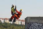 Jihomoravským záchranářům pomáhá vrtulník s vyprošťováním lidí, kteří uvízli na nepřístupných místech. Jde o oběti, horolezce uvízlé ve skalách nebo třeba ztroskotané vodáky. Své umění předvedli v pátek v Brně.