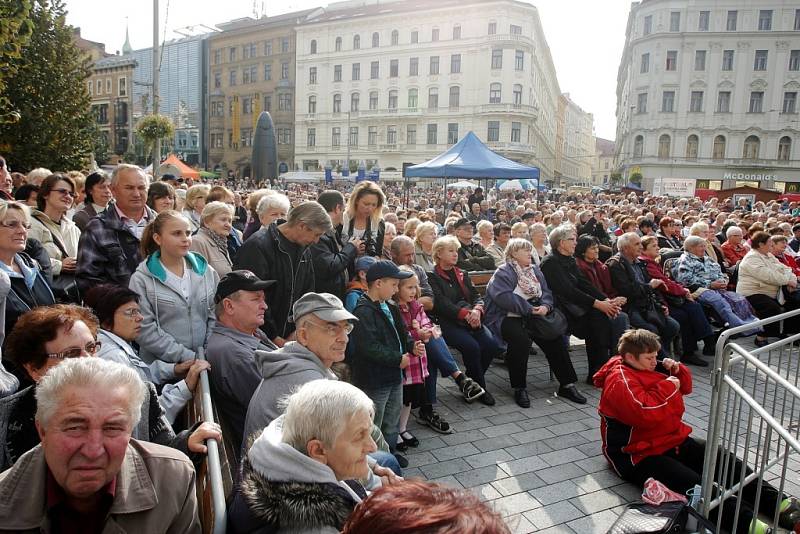 Asi tisícovka především starších lidí se v neděli zúčastnila Svátku seniorů na brněnském náměstí Svobody.