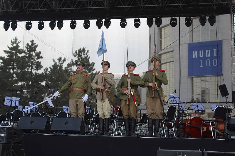 Zvuky oslav, přání všeho nejlepšího i hudebních vystoupení se v sobotu rozléhaly Brnem hned ze dvou míst. Své kulaté, sté narozeniny totiž slavily dvě brněnské univerzity, Masarykova a Mendelova.