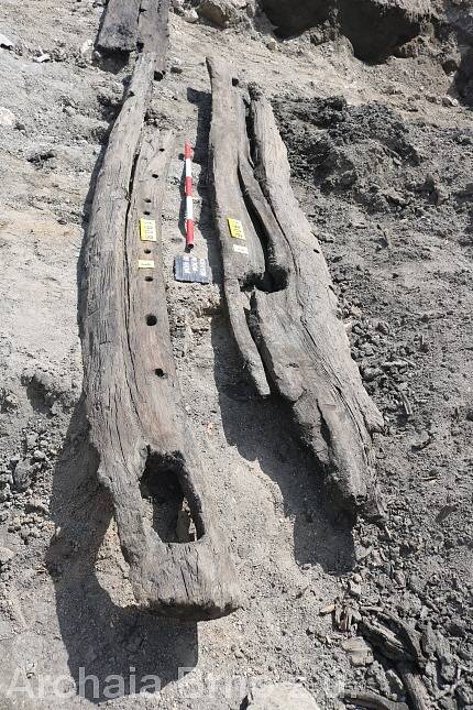 Sekeru z dvanáctého století, keramické střepy, podkovy a dřevěnou konstrukci našli minulý týden ve středu archeologové.