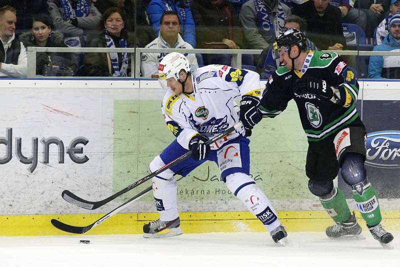 Hokejová Kometa (v bílém) podlehla Mladé Boleslavi těsně 2:3 a ukončila svou úctyhodnou šňůru jedenácti zápasů v řadě, v nichž bodovala.