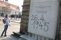 Nápis na památníku rudoarmějce na Moravském náměstí v Brně.