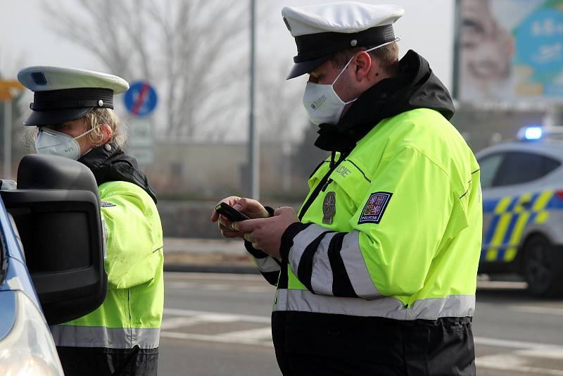 Policisté od pondělí kontrolují přejezdy mezi okresy. Od úterý se k nim přidali i vojáci. Jako u Pasohlávek.