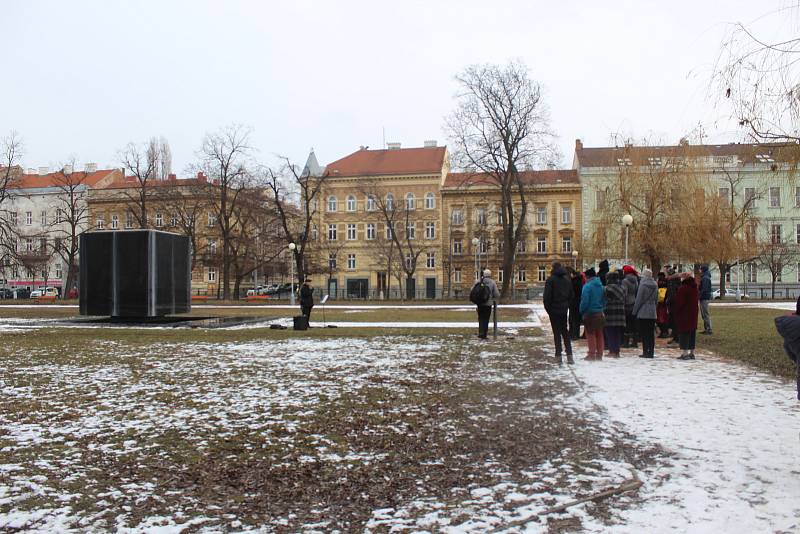 Na brněnském náměstí 28. října uctili lidé památku obětí holokaustu.