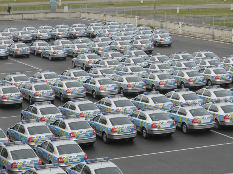 Na brněnském Masarykově okruhu převzala policie první „várku“ nových policejních aut.