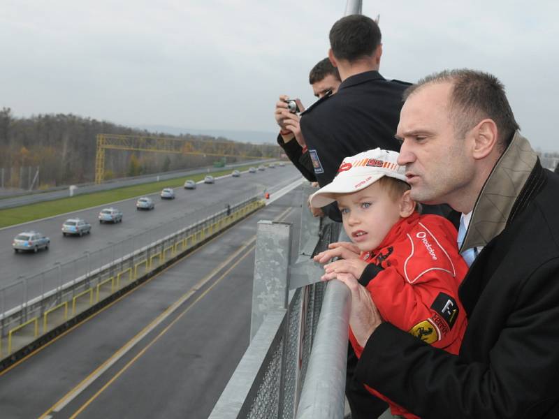 Na brněnském Masarykově okruhu převzala policie první „várku“ nových policejních aut.